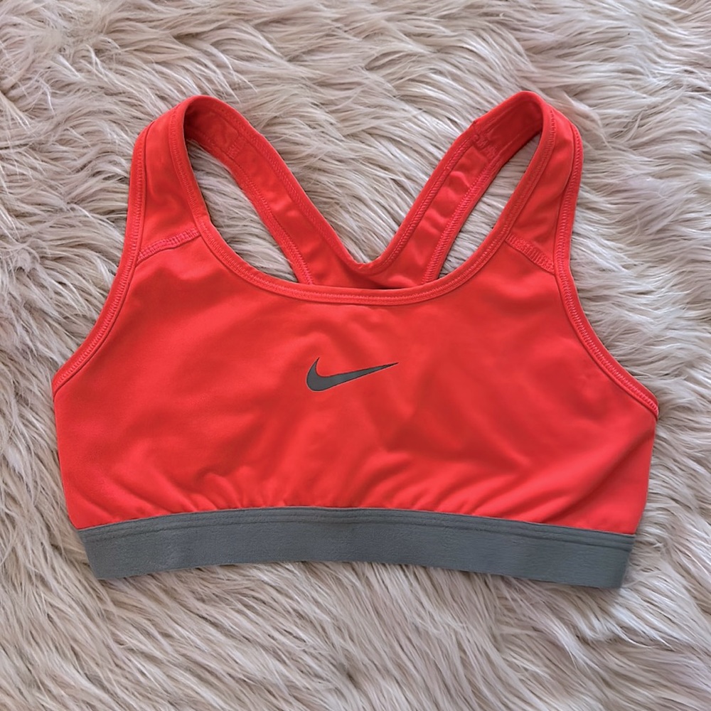 Hot pink Nike racerback sports bra 🌺✔️
